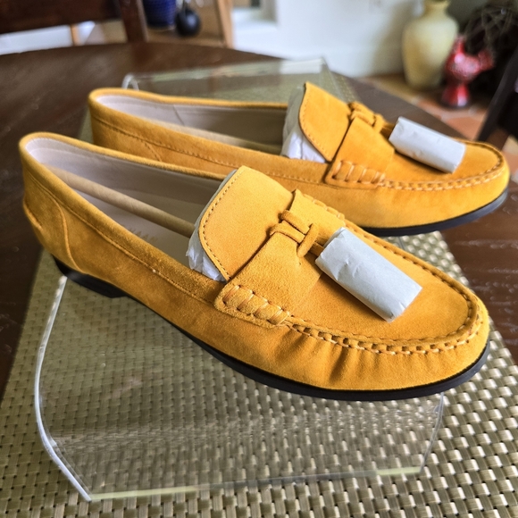 Cole Haan Yellow Gold Moccasin Flats. Used in good condition - Picture 6 of 11